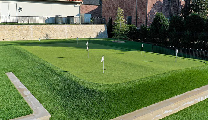 Backyard artificial turf putting green with multi-tone grass fibers
