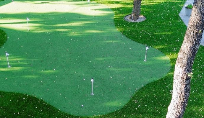 Backyard golf practice area