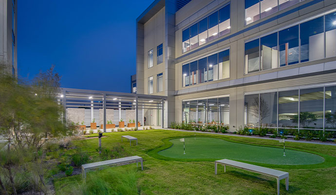 Commercial golf putting green