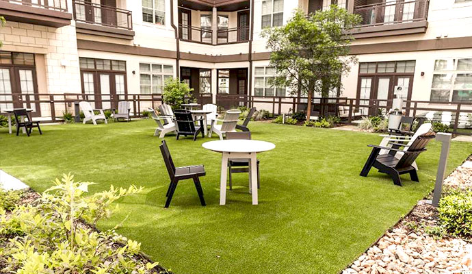Multifamily apartment courtyard with synthetic turf lawn