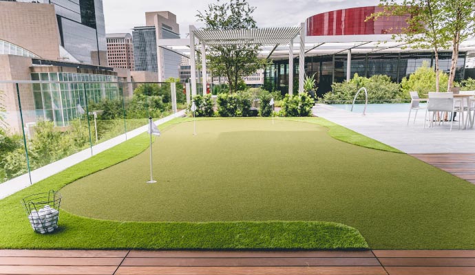 Commercial rooftop golf court with synthetic turf grass