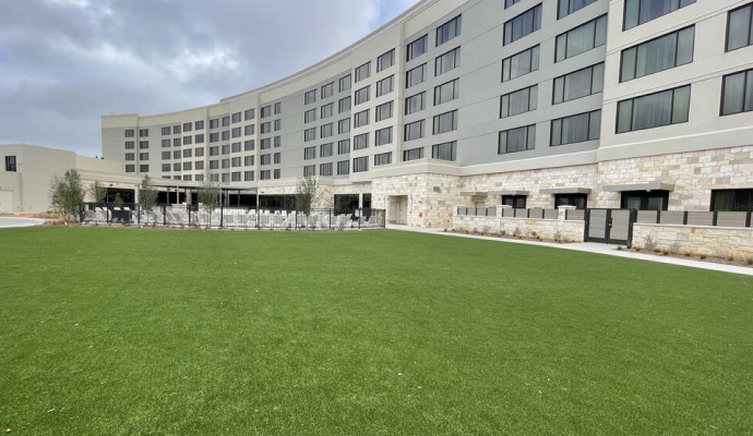 Hotel outdoor event space with synthetic turf