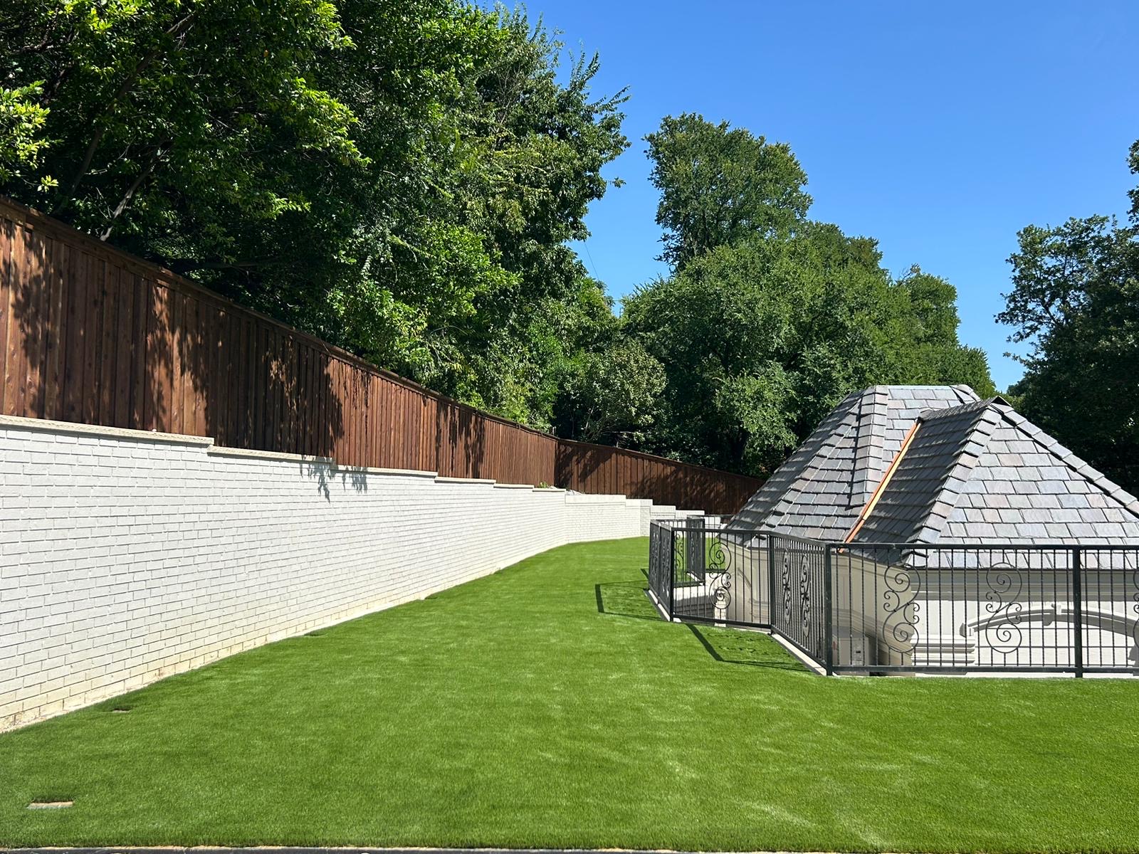 poolhouse-raised-deck-turf