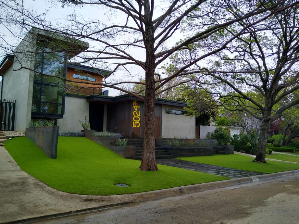 Residential Front Yard with Curve Tree Ring